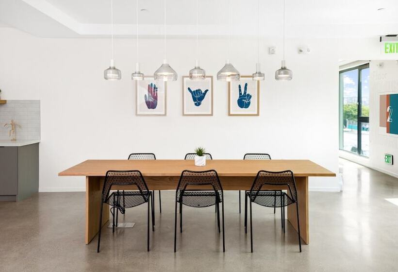 בית מלון כפרי The Metric  Los Angeles Downtown