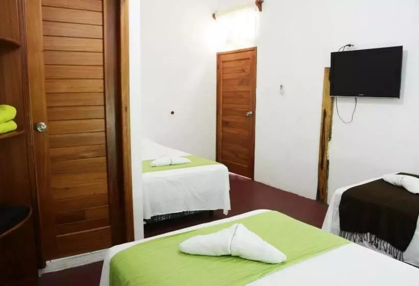 فندق Hostal Aquamarine Galapagos