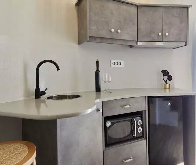 هتل Aecon Suites