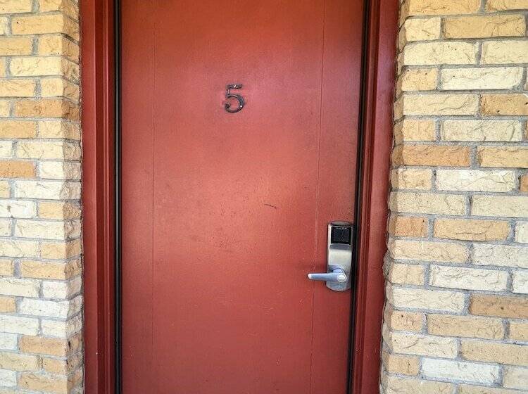 King Guest Room Located At The Entrance To Mountain Harbor Just 2 1/2 Miles From Lake Ouachita. By R