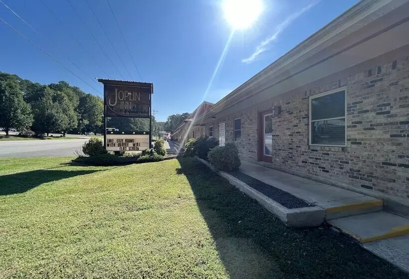 King Guest Room Located At The Entrance To Mountain Harbor Just 2 1/2 Miles From Lake Ouachita. By R