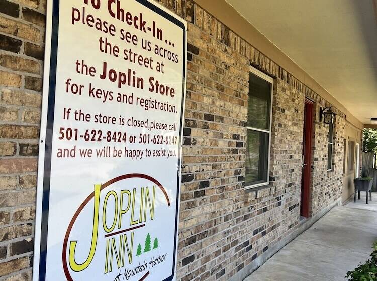 King Guest Room Located At The Entrance To Mountain Harbor Just 2 1/2 Miles From Lake Ouachita. By R