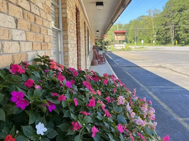 King Guest Room Located At The Entrance To Mountain Harbor Just 2 1/2 Miles From Lake Ouachita. By R