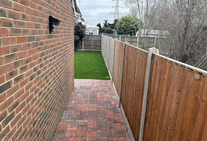 اقامتگاه Newly Refurbished Charming 3 Bed House In Barking