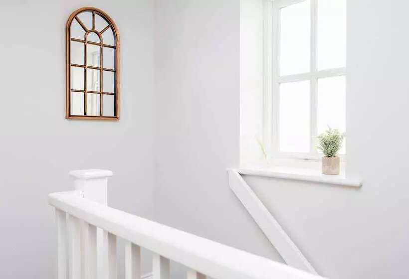 اقامتگاه Newly Refurbished Charming 3 Bed House In Barking
