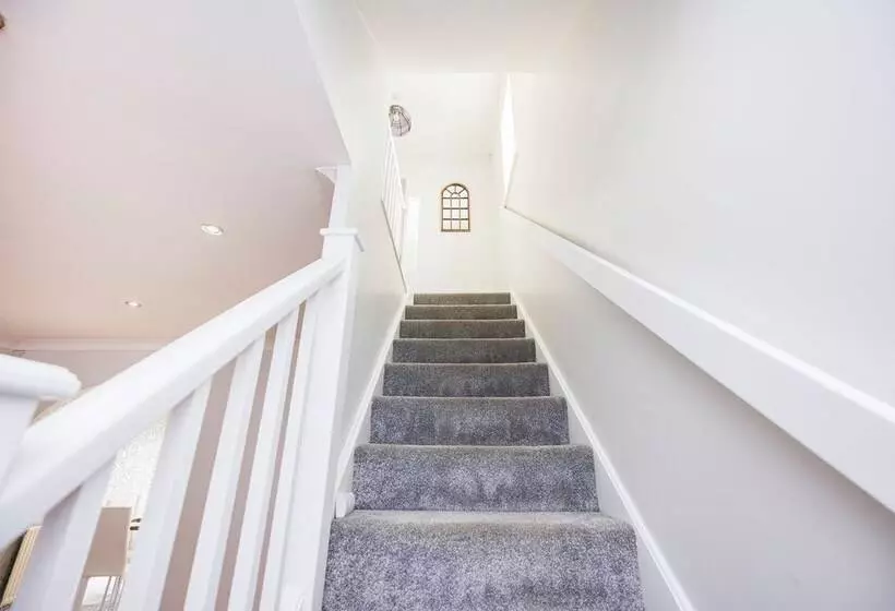 اقامتگاه Newly Refurbished Charming 3 Bed House In Barking