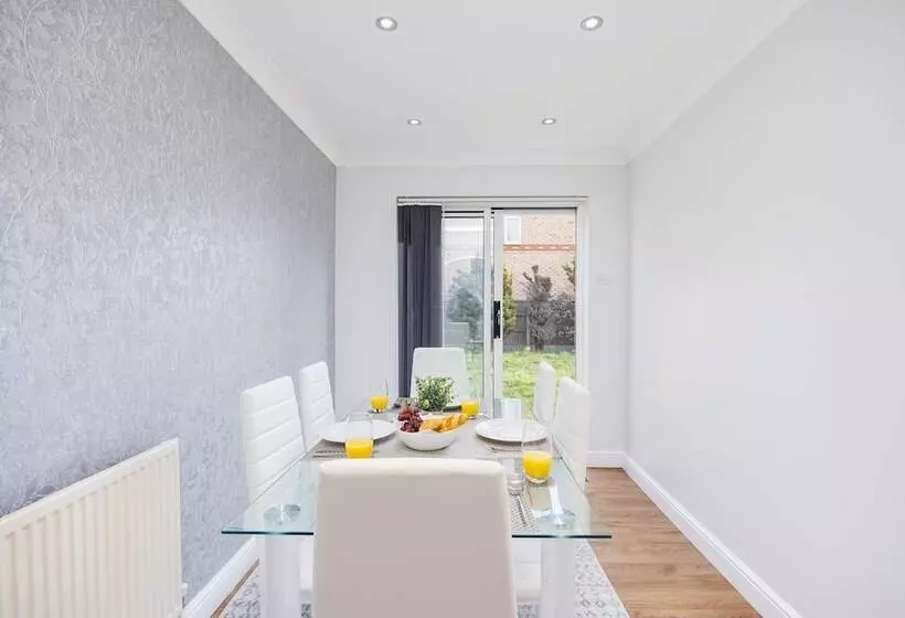 اقامتگاه Newly Refurbished Charming 3 Bed House In Barking