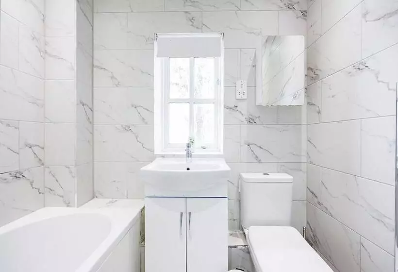 اقامتگاه Newly Refurbished Charming 3 Bed House In Barking