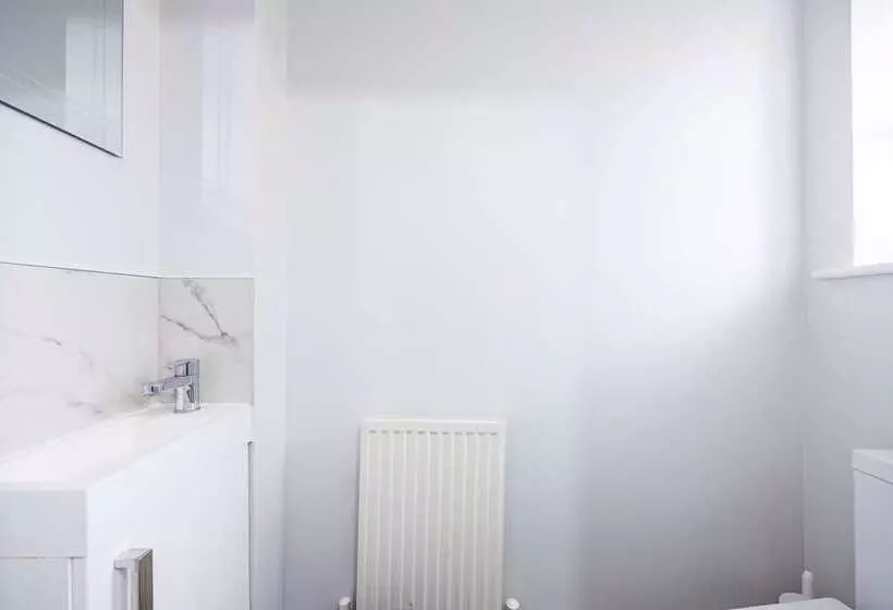 اقامتگاه Newly Refurbished Charming 3 Bed House In Barking