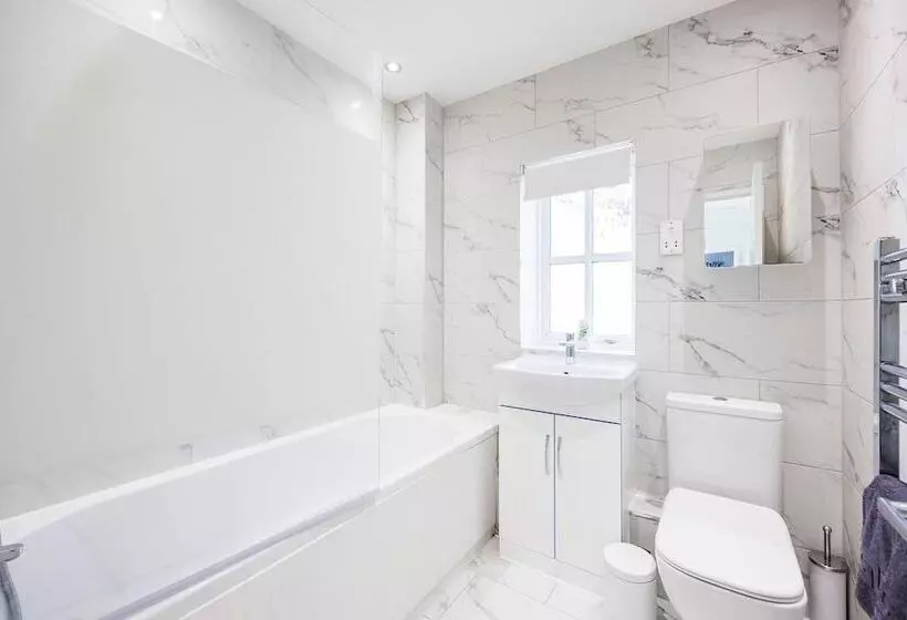 اقامتگاه Newly Refurbished Charming 3 Bed House In Barking