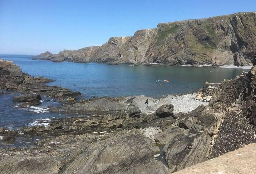Cosy Cottage Near Hartland Village