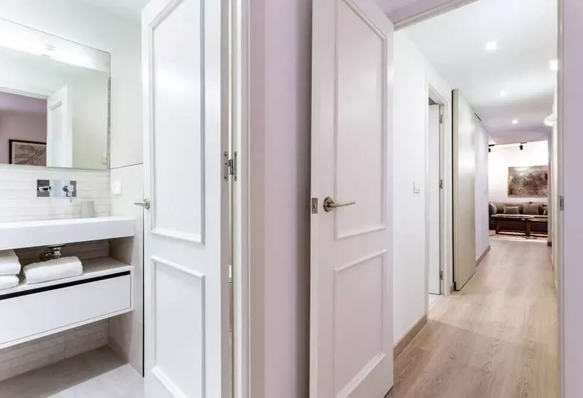 Eleven Apartments Real De La Carretería, By Homing U