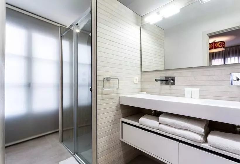 Eleven Apartments Real De La Carretería, By Homing U