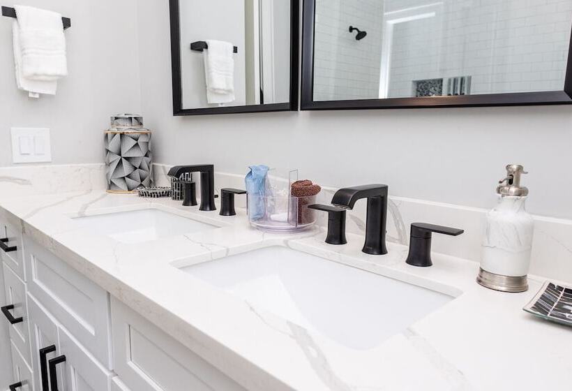 דירת נופש Stylish Luxury Downtown Home