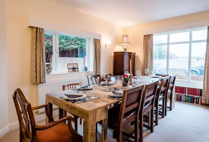 レジデンス Whitstable S Beachcombers, Sleeps 10, Dog Friendly