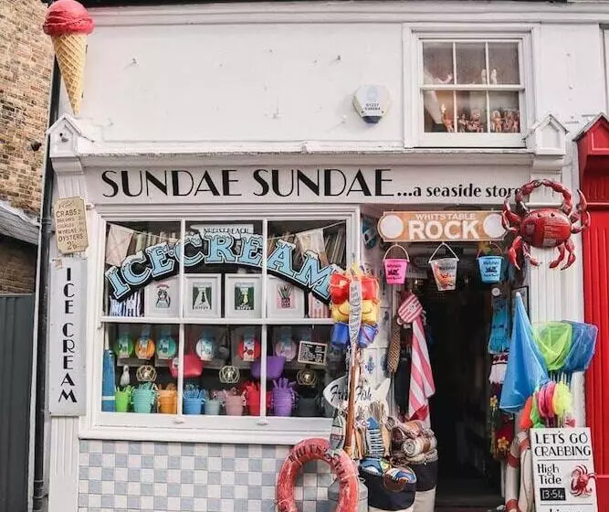 レジデンス Whitstable S Beachcombers, Sleeps 10, Dog Friendly