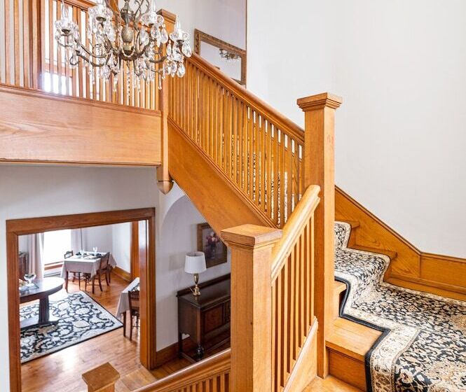 צימר Stratton Creek Inn