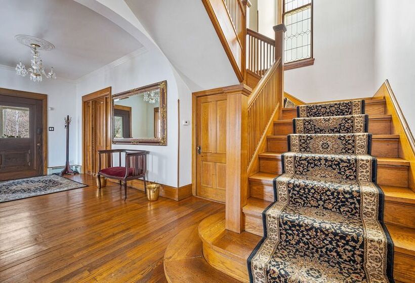 צימר Stratton Creek Inn