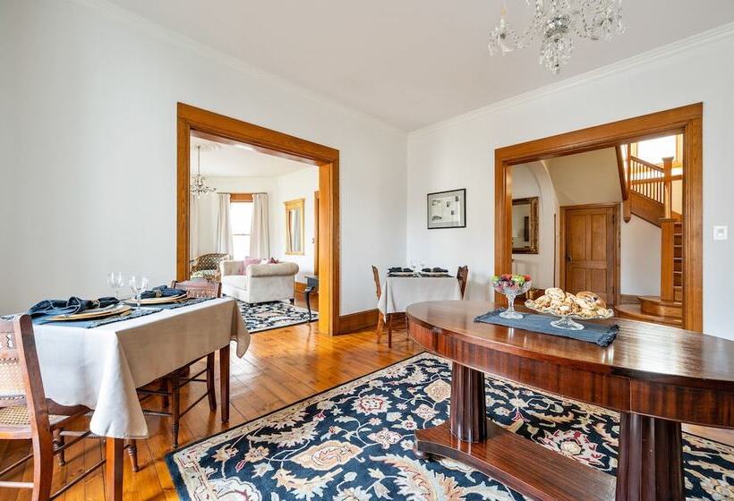 צימר Stratton Creek Inn