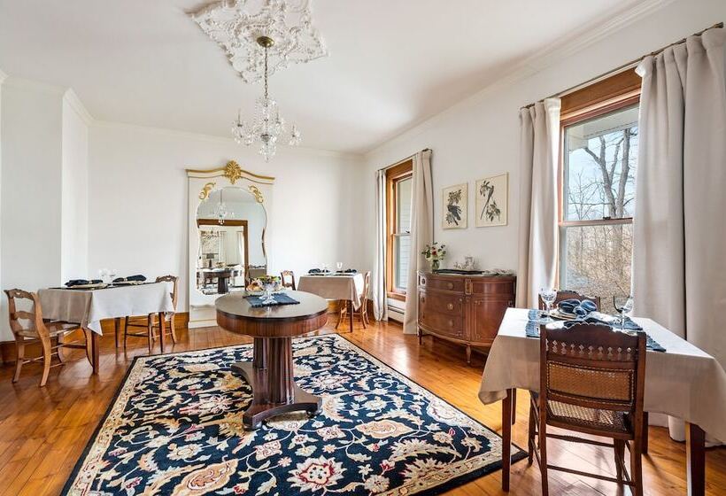 צימר Stratton Creek Inn