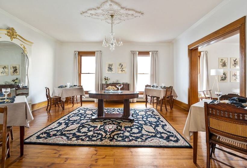 צימר Stratton Creek Inn