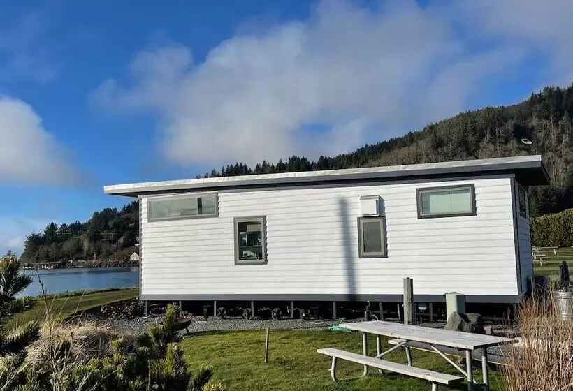 Cottages Above The Tide