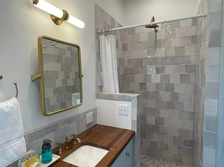 Cottages Above The Tide