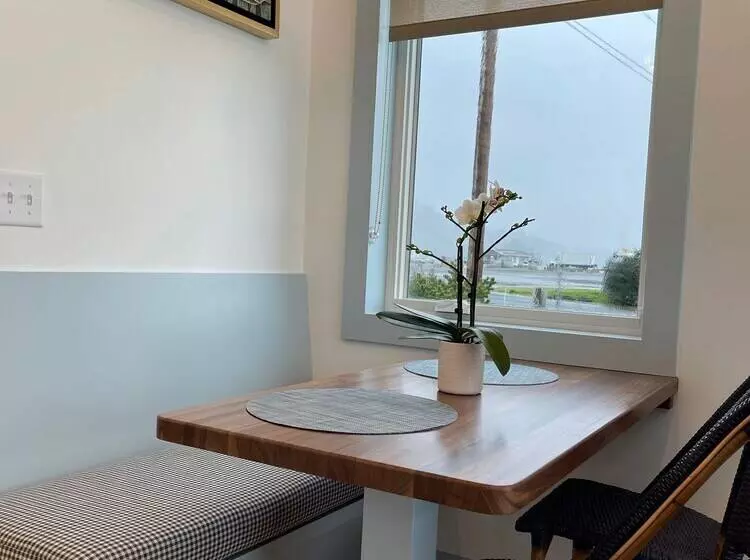 Cottages Above The Tide