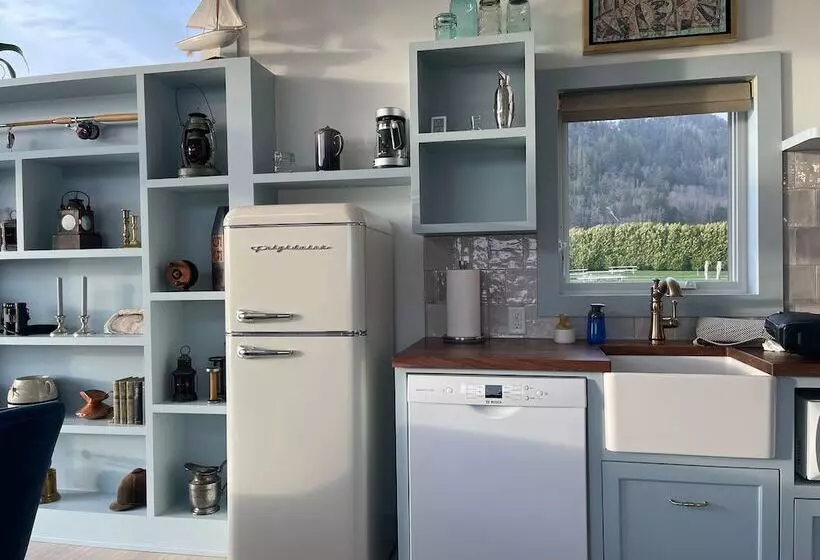 Cottages Above The Tide