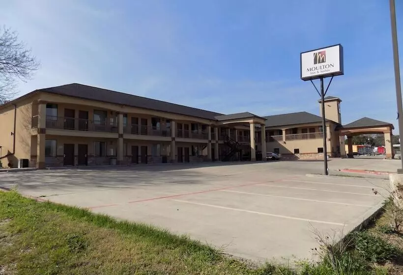 Hotelli Moulton Inn & Suites