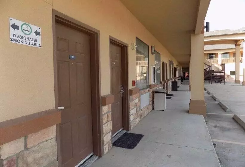 Hotelli Moulton Inn & Suites