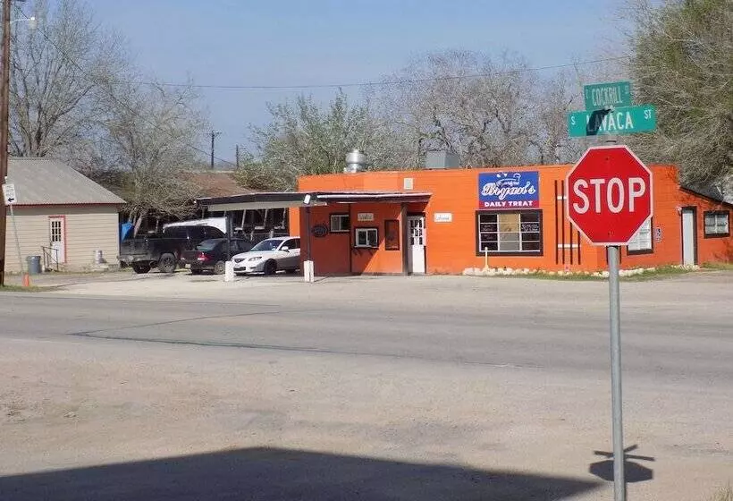 Hotelli Moulton Inn & Suites