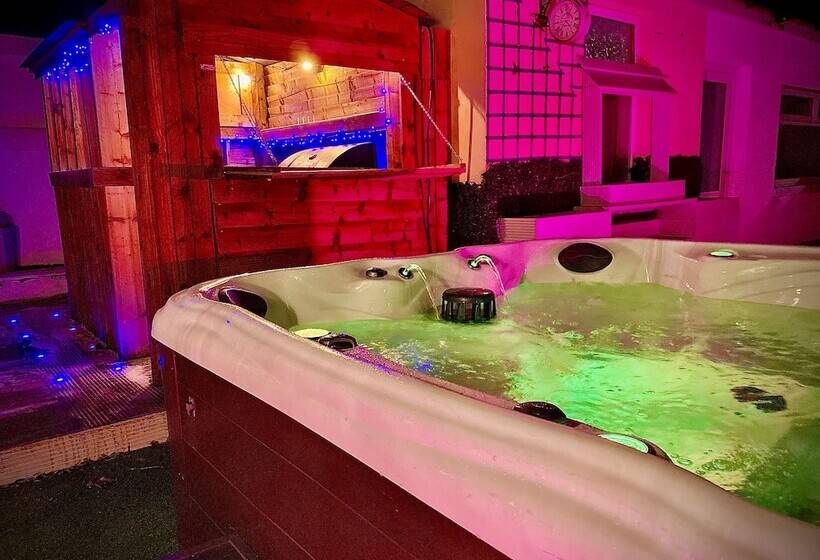 레지던스 Captivating 4 Bed Hot Tub House In Blackpool