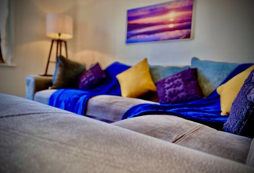 레지던스 Captivating 4 Bed Hot Tub House In Blackpool