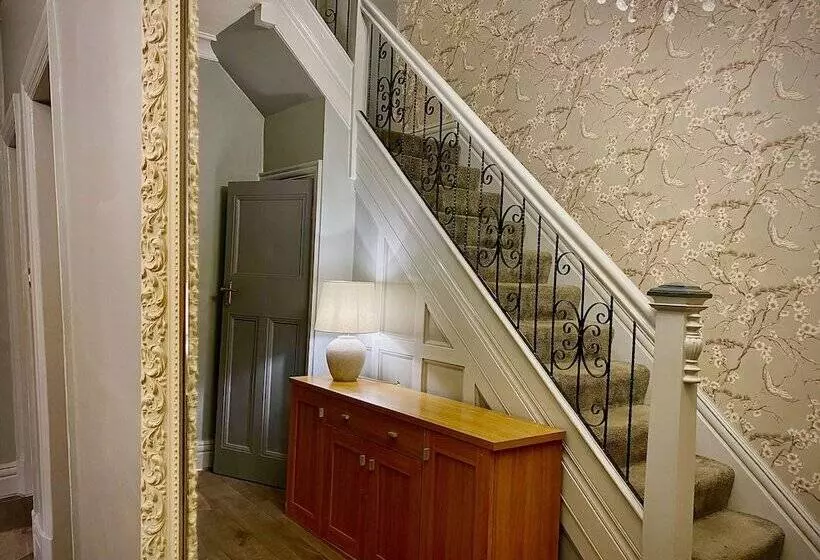 اقامتگاه Captivating 4 Bed Hot Tub House In Blackpool