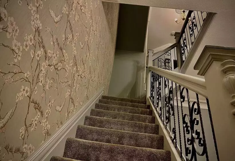 اقامتگاه Captivating 4 Bed Hot Tub House In Blackpool