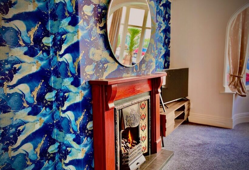 레지던스 Captivating 4 Bed Hot Tub House In Blackpool