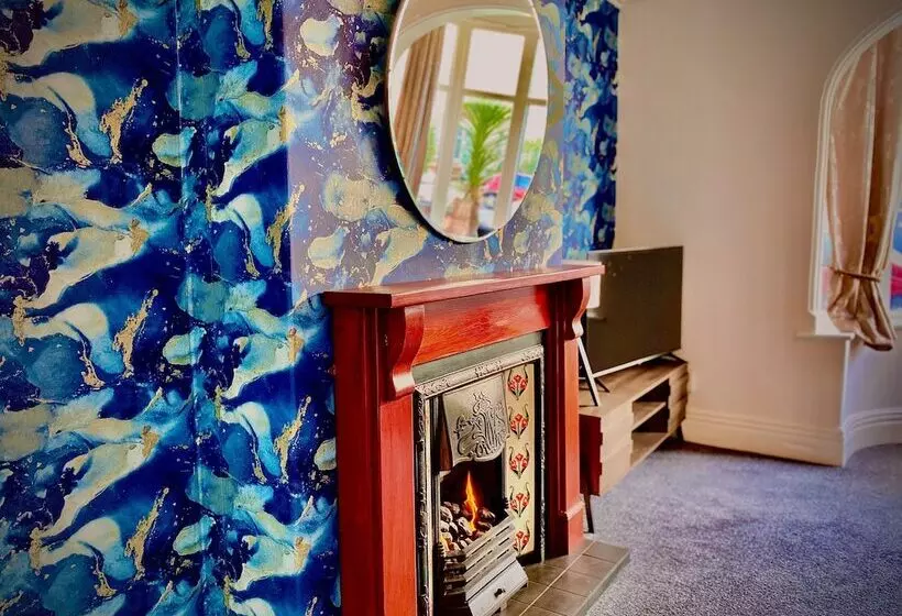 اقامتگاه Captivating 4 Bed Hot Tub House In Blackpool