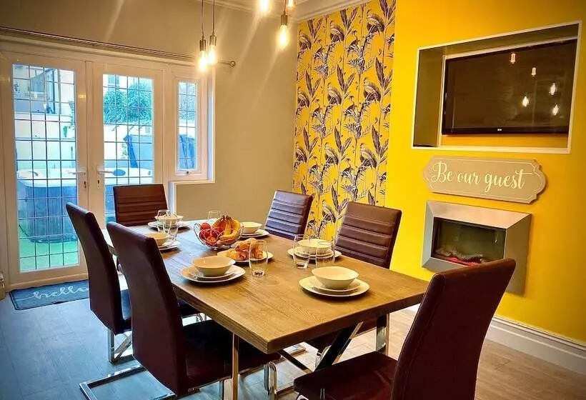 اقامتگاه Captivating 4 Bed Hot Tub House In Blackpool