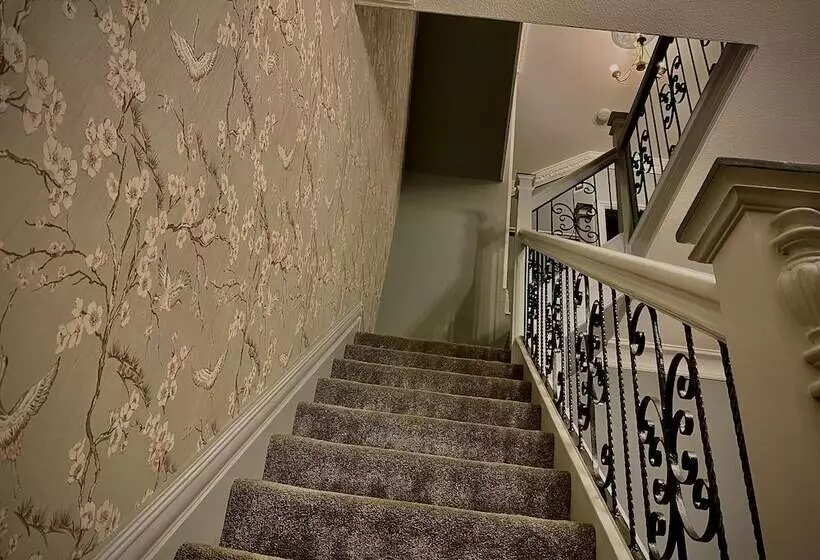 اقامتگاه Captivating 4 Bed Hot Tub House In Blackpool