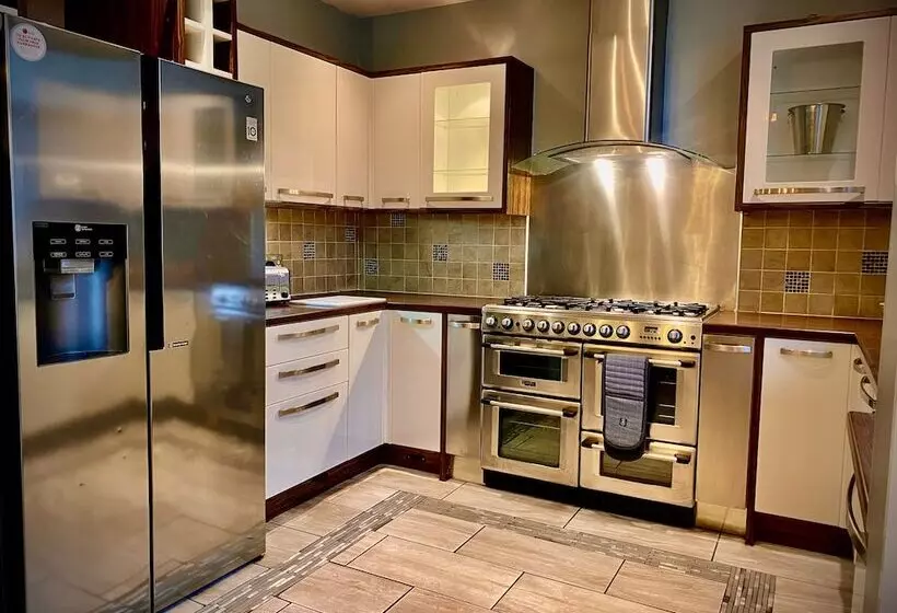 اقامتگاه Captivating 4 Bed Hot Tub House In Blackpool