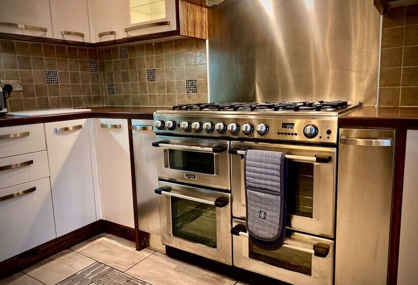 레지던스 Captivating 4 Bed Hot Tub House In Blackpool