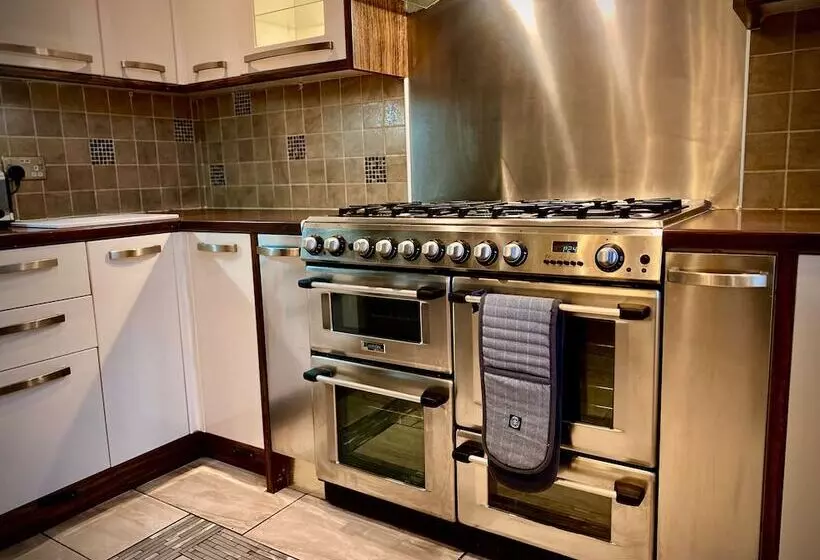 اقامتگاه Captivating 4 Bed Hot Tub House In Blackpool