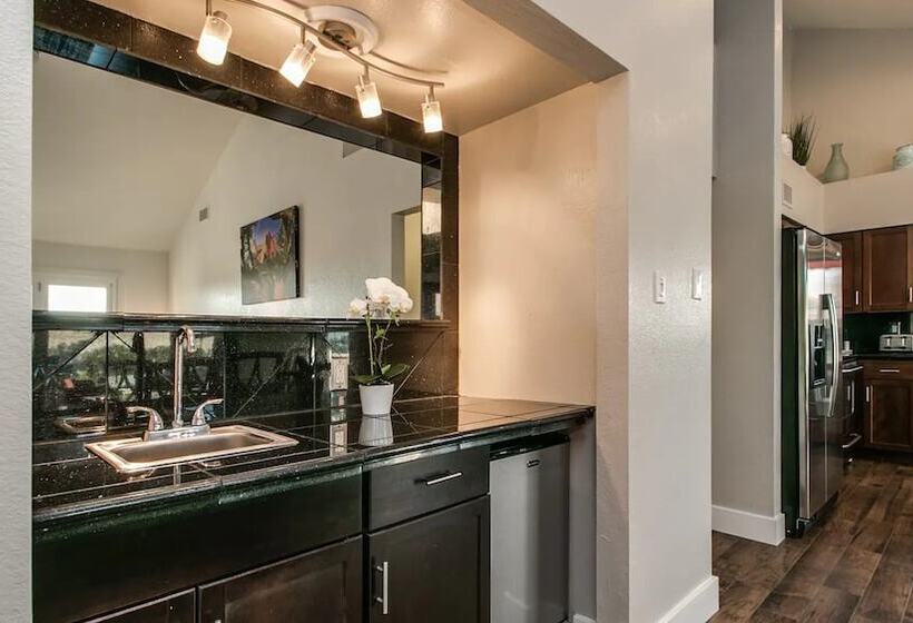 Spectacular Hilltop Home W/resort Like Backyard!