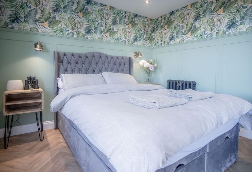 Caswell Bay Hide Out Cabin Landimore