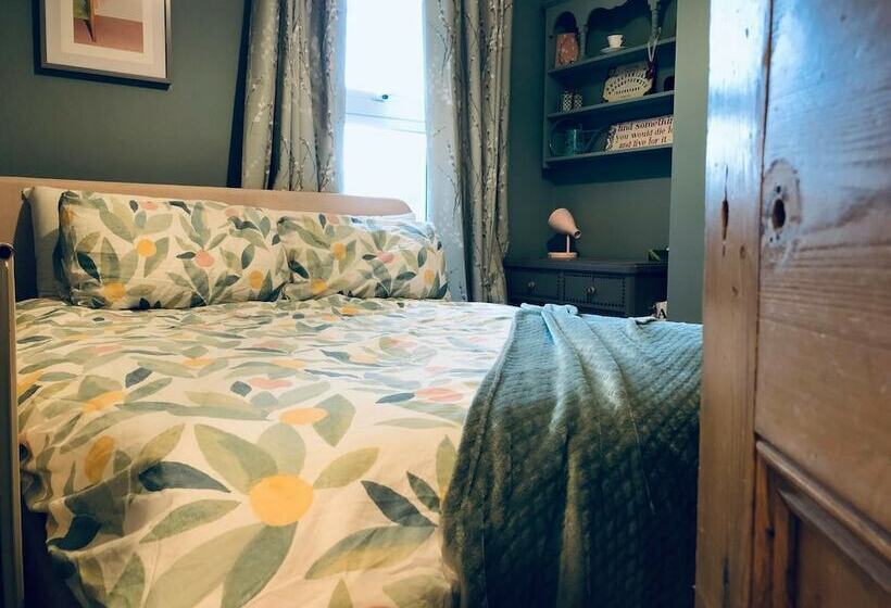 Charming 4bd Semi Detached Home Hastings