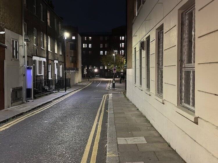 בית מלון כפרי Boutique Shut Eyes In London