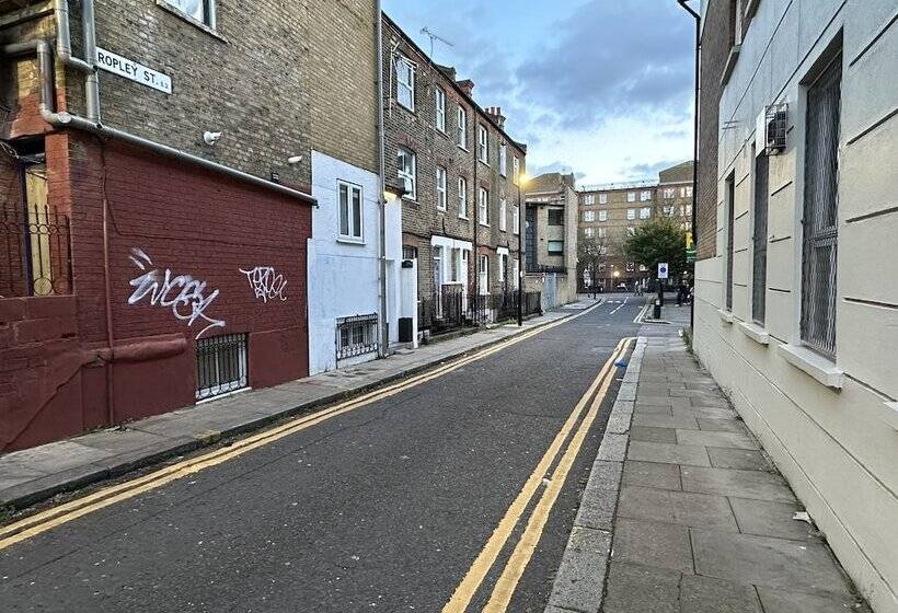 בית מלון כפרי Boutique Shut Eyes In London