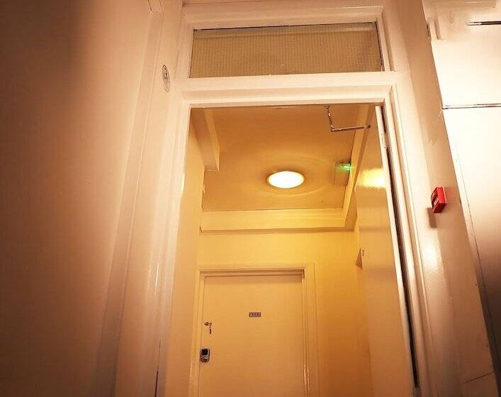 בית מלון כפרי Boutique Shut Eyes In London