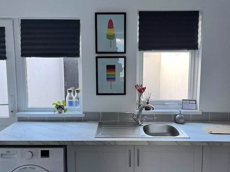 Residenssi Cosy 2 Bed House Close To Belfast City Centre